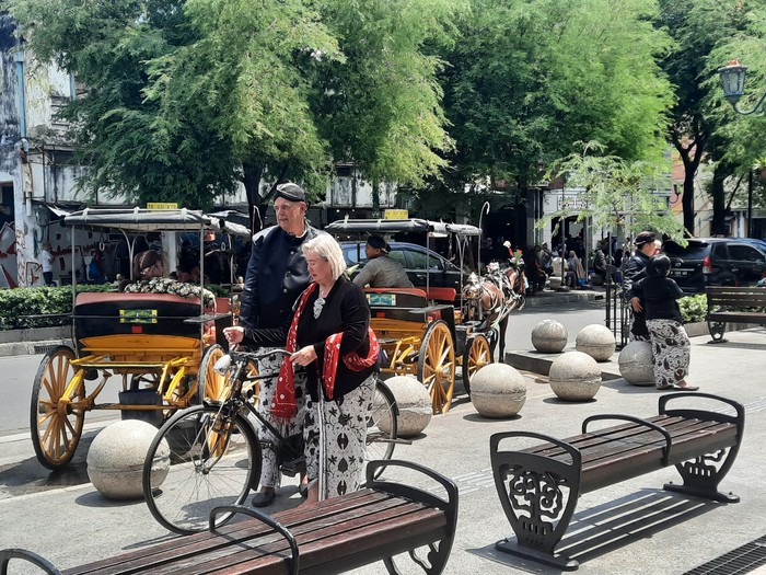 Wisatawan Pakai Baju Adat Jawa di Malioboro