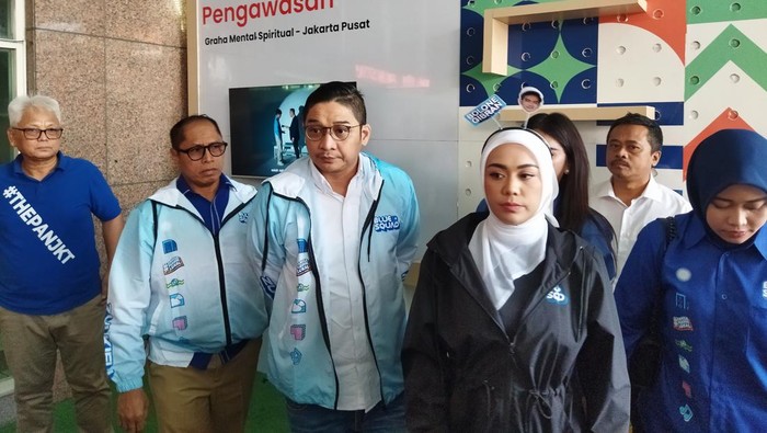 Ketua DPP PAN Zita Anjani memenuhi panggilan Bawaslu Kota Jakarta Pusat terkait aksi bagi-bagi susu dalam kegiatan car free day (CFD) di kawasan Jalan Sudirman-Thamrin. Selain Zita, kader PAN lainnya juga turut mendampingi yakni Sigit Purnomo Said atau Pasha dan Surya Utama atau Uya Kuya, Kamis (21/12/2023).