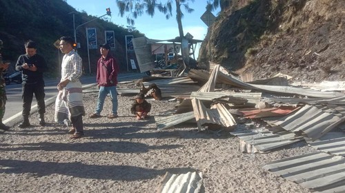 5 lapak warga dan 3 gazebo di Taman Pusuk Sembalun dirusak dan dibakar OTK. (Humas Polres Lombok Timur)