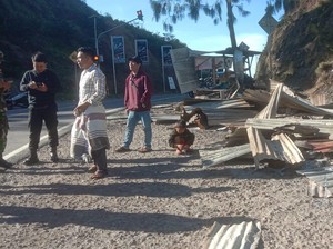 5 Lapak Warga-3 Gazebo di Pusuk Sembalun Dibakar-Dirusak OTK
