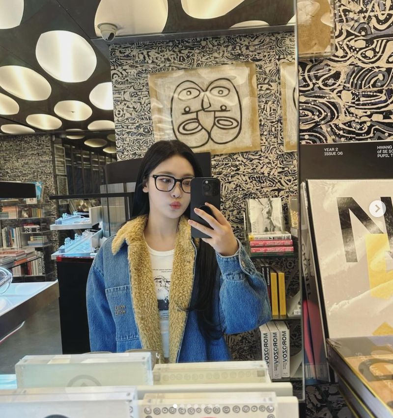 6 Tren Fashion Musim Dingin 2023, Irene Red Velvet Pakai Babushka Scarves