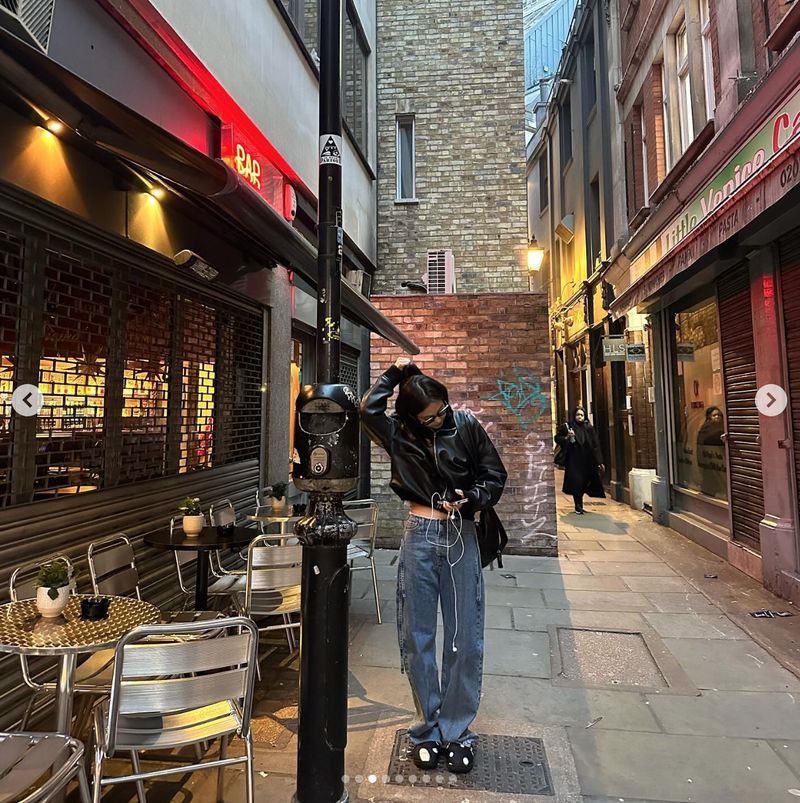 6 Tren Fashion Musim Dingin 2023, Irene Red Velvet Pakai Babushka Scarves