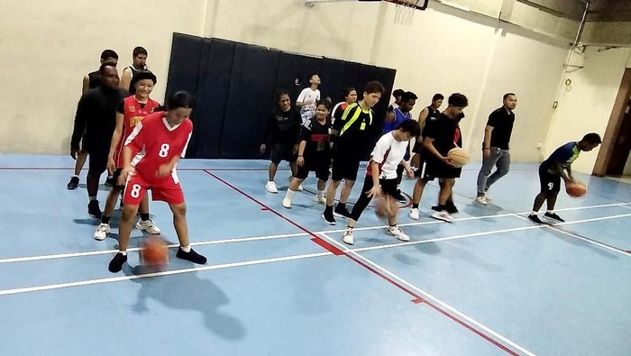 Agar Sehat, Penghuni Panti Asuhan Pondok Kasih Agap Bermain Basket Herbalife Indonesia gelar Program CASA Herbalife untuk penghuni Panti Asuhan Pondok Kasih Agap. Salah satu kegiatanya adalah bermain basket.