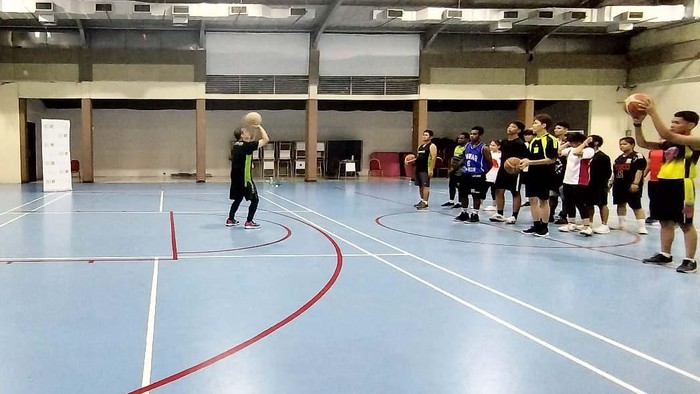 Herbalife Indonesia gelar Program CASA Herbalife untuk penghuni Panti Asuhan Pondok Kasih Agap. Salah satu kegiatanya adalah bermain basket.