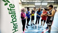 Head of Corporate Communications Herbalife Indonesia, Intan Pratiwi Darmawanti dan karyawan Herbalife Indonesia berbincang bersama anak-anak Program CASA Herbalife dari Panti Asuhan Pondok Kasih Agape sebelum bermain basket dalam kegiatan rutin sukarelawan karyawan di Jakarta, Kamis (21/12/2023).