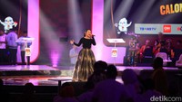 Putri Ayu beraksi menghibur penonton sebelum debat Cawapres 2024 dimulai di JCC, Jakarta, Jumat (22/12/2023).