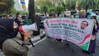 Tepat di Hari Ibu sejumlah ibu dan perempuan yang tergabung dalam Koalisi Ibu dan Perempuan Indonesia melakukan aksi demo depan KPU RI meminta Cawapres Mahfud MD meminta maaf atas pernyataan tersebut yang dianggap keliru dan menyudutkan kaum gender. 