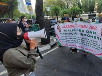 Aksi Emak-emak di Depan KPU Protes Pernyataan Mahfud MD