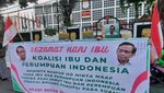 Aksi Emak-emak di Depan KPU Protes Pernyataan Mahfud MD
