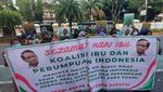 Aksi Emak-emak di Depan KPU Protes Pernyataan Mahfud MD
