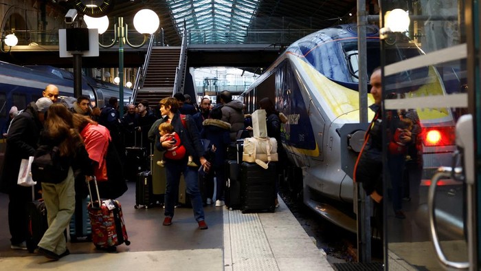 Aksi Pemogokan Pekerja Ancam Arus Mudik Libur Natal di Prancis People stand on a platform at the Eurostar terminal at Gare du Nord train station, as an unexpected strike by French workers at Eurotunnel, the undersea link between Britain and continental Europe, interrupted cross-Channel rail traffic, threatening the Christmas holiday plans of many travelers, in Paris, France, December 21, 2023. REUTERS/Sarah Meyssonnier
