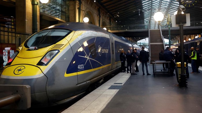 Aksi Pemogokan Pekerja Ancam Arus Mudik Libur Natal di Prancis People stand on a platform at the Eurostar terminal at Gare du Nord train station, as an unexpected strike by French workers at Eurotunnel, the undersea link between Britain and continental Europe, interrupted cross-Channel rail traffic, threatening the Christmas holiday plans of many travelers, in Paris, France, December 21, 2023. REUTERS/Sarah Meyssonnier