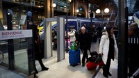 Penumpang berjalan di peron stasiun kereta Gare du Nord, Paris, Prancis, Kamis (21/12/2023).  