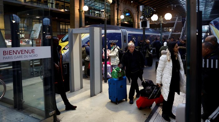 Aksi Pemogokan Pekerja Ancam Arus Mudik Libur Natal di Prancis People stand on a platform at the Eurostar terminal at Gare du Nord train station, as an unexpected strike by French workers at Eurotunnel, the undersea link between Britain and continental Europe, interrupted cross-Channel rail traffic, threatening the Christmas holiday plans of many travelers, in Paris, France, December 21, 2023. REUTERS/Sarah Meyssonnier