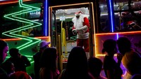 Ini adalah Bus Noel, sebuah bus yang didekorasi dengan hiasan Natal.