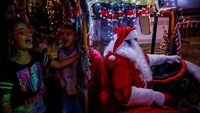 Bus akan membawa anak-anak berkeliling dalam rangka menyambut Natal.