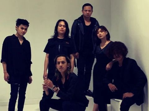 Grup band Line of God (L.O.G) dibuat Log Zhelebour lewat Logis Music. Line of God mengusung genre Nu Metal dengan duo vokalis yakni Aliya Zay dan Insan Aoi Rapper.