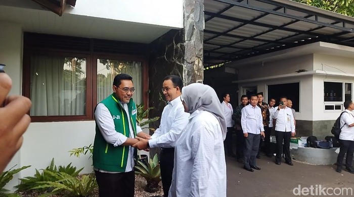 Anies Baswedan dan istrinya, Ferry Farhati tiba di kediaman Cak Imin jelang debat cawapres (Kurniawan F/detikcom)