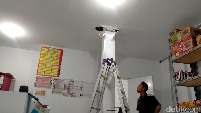Atap swalayan modern di Desa Drono, Kecamatan Ngawen, Klaten dijebol.