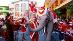 Atraksi Gajah Thailand Bagikan Hadiah Natal untuk Siswa Sekolah
