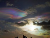 Awan Warna Pelangi yang Bikin Warga Inggris Takjub