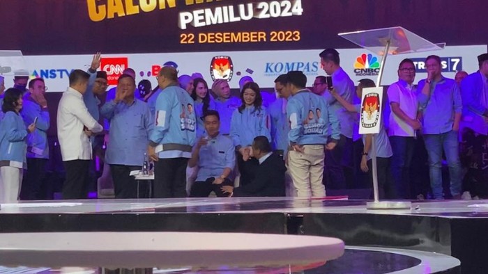 Bahlil Lahadalia langsung mendekati cawapres nomor urut 2 Gibran Rakabuming untuk melakukan briefing saat sesi jeda iklan Debat Cawapres. Dia mem-briefing Gibran sambil lesehan.