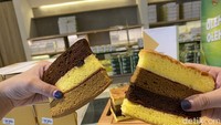 Berbeda dengan kue lapis Surabaya, kue lapis khas kota Atlas ini memiliki 4 lapisan. Mulai dari vanilla, mocha, cokelat, dan vanilla. Foto: detikcom