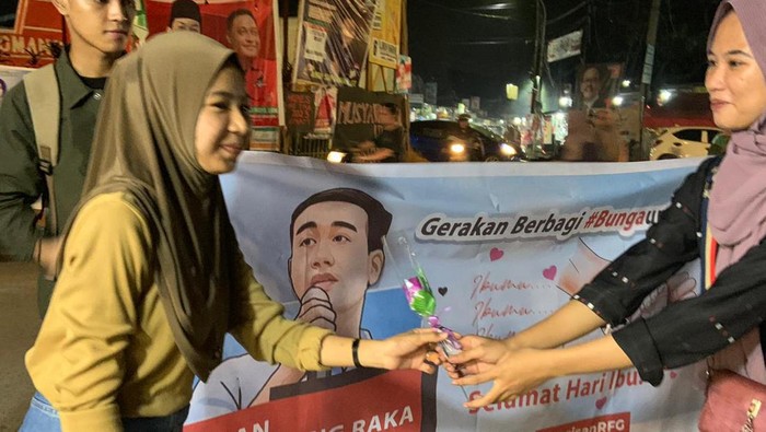 Barisan Relawan For Gibran di Sulsel Bagi-bagi Bunga Peringati Hari Ibu (dok.ist)