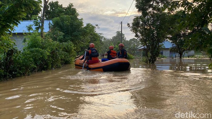 Basarnas Jambi saat evakuasi warga terdampak banjir bandang di Bungo.