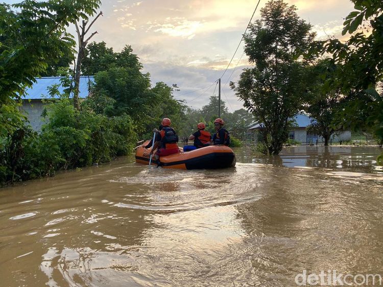 Detik-detik Evakuasi Warga Terdampak Banjir 2 Meter di Bungo Jambi