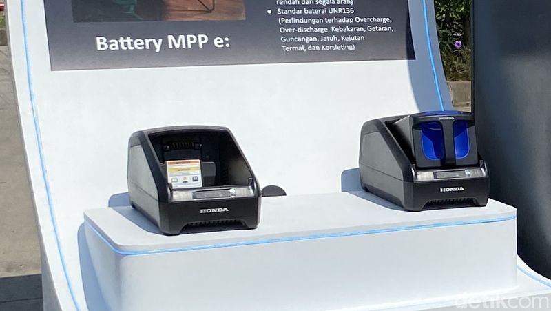 Baterai dan charger Honda Em1 e. Perangkat ini dijual terpisah saat membeli motornya.