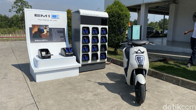 Baterai dan charger Honda Em1 e. Perangkat ini dijual terpisah saat membeli motornya.