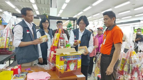 BBOM Denpasar membongkar parsel saat melakukan pengawasan produk olahan dan kemasan di pasar swalayan Freshindo, Kota Denpasar, Jumat (22/12/2023). (I Wayan Sui Suadnyana/detikBali)