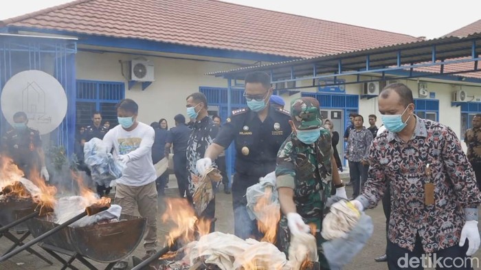 Bea Cukai Jambi musnahkan rokok ilegal dan barang sitaan