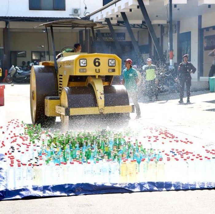 Botol Miras Dimusnahkan di Polres Jombang, Hasil Sitaan 6 Bulan