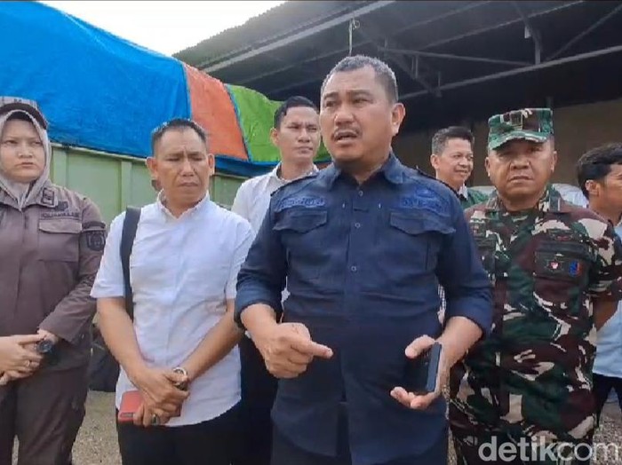 Bupati Bungo Jambi Mashuri saat meninjau dampak banjir