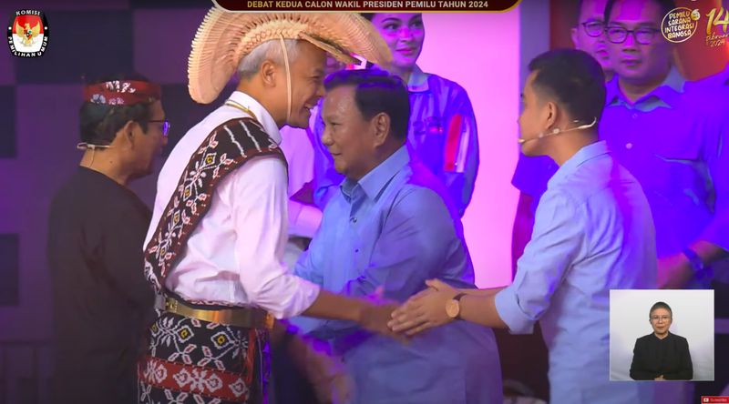Capres-cawapres saling bersalaman jelang debat cawapres, 22 Desember 2023. (Tangkapan layar YouTube KPU RI)