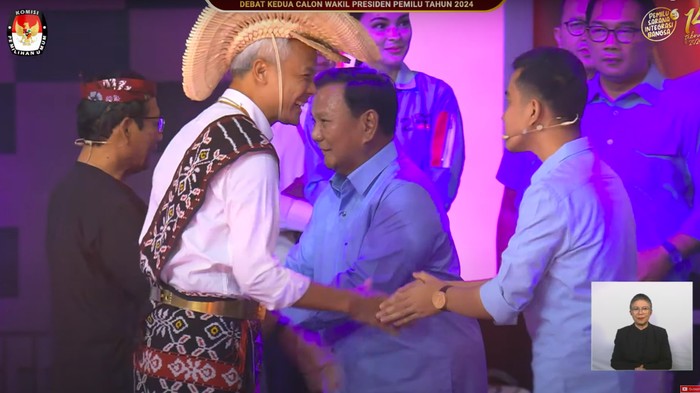 Capres-cawapres saling bersalaman jelang debat cawapres, 22 Desember 2023. (Tangkapan layar YouTube KPU RI)