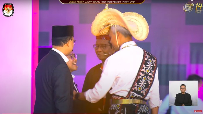 Capres-cawapres saling bersalaman jelang debat cawapres, 22 Desember 2023. (Tangkapan layar YouTube KPU RI)