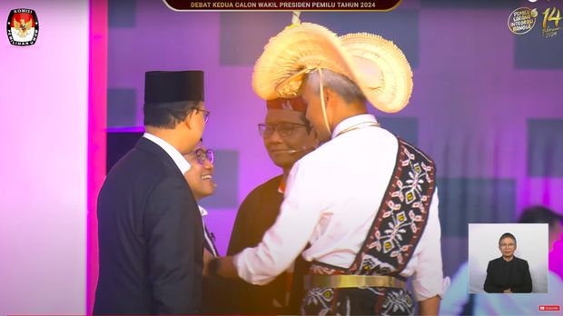 Capres-cawapres saling bersalaman jelang debat cawapres, 22 Desember 2023. (Tangkapan layar YouTube KPU RI)