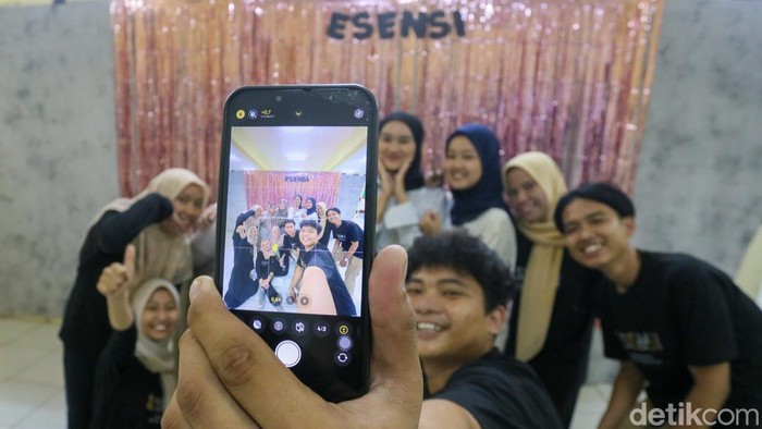 Pengunjung mengamati karya dalam pameran foto Esensi di UIN Syarif Hidayatullah Jakarta, Ciputat, Tangerang Selatan, Banten, Kamis (21/12/2023). Komunitas fotografi Kalacitra menggelar pameran foto yang menampilkan delapan karya foto cerita dari delapan fotografer bertajuk Esensi yang berlangsung hingga 22 Desember 2023.