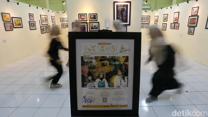 Pengunjung mengamati karya dalam pameran foto Esensi di UIN Syarif Hidayatullah Jakarta, Ciputat, Tangerang Selatan, Banten, Kamis (21/12/2023). Komunitas fotografi Kalacitra menggelar pameran foto yang menampilkan delapan karya foto cerita dari delapan fotografer bertajuk Esensi yang berlangsung hingga 22 Desember 2023.