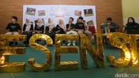 Tahun ini KMF Kalacitra menggelar pameran foto yang menampilkan delapan karya foto cerita dari delapan fotografer bertajuk “Esensi”.