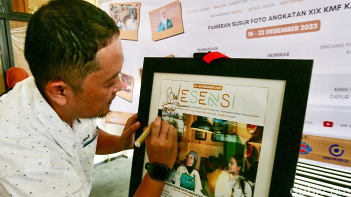 Pengunjung mengamati karya dalam pameran foto Esensi di UIN Syarif Hidayatullah Jakarta, Ciputat, Tangerang Selatan, Banten, Kamis (21/12/2023). Komunitas fotografi Kalacitra menggelar pameran foto yang menampilkan delapan karya foto cerita dari delapan fotografer bertajuk Esensi yang berlangsung hingga 22 Desember 2023.