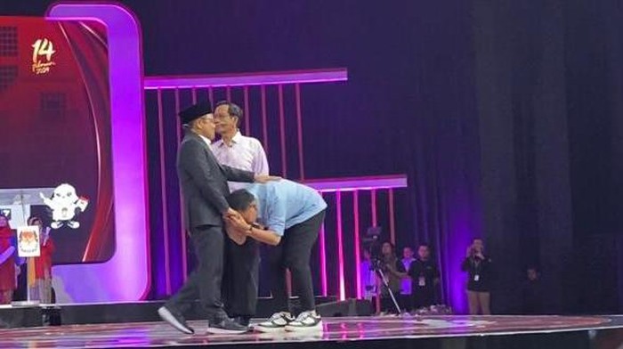 Cawapres nomor urut 2, Gibran Rakabuming Raka, terlihat membungkuk berkali-kali di hadapan cawapres nomor urut 1, Muhaimin Iskandar atau Cak Imin, usai Debat Cawapres di JCC, Senayan, Jakarta, Jumat (22/12/2023) malam.