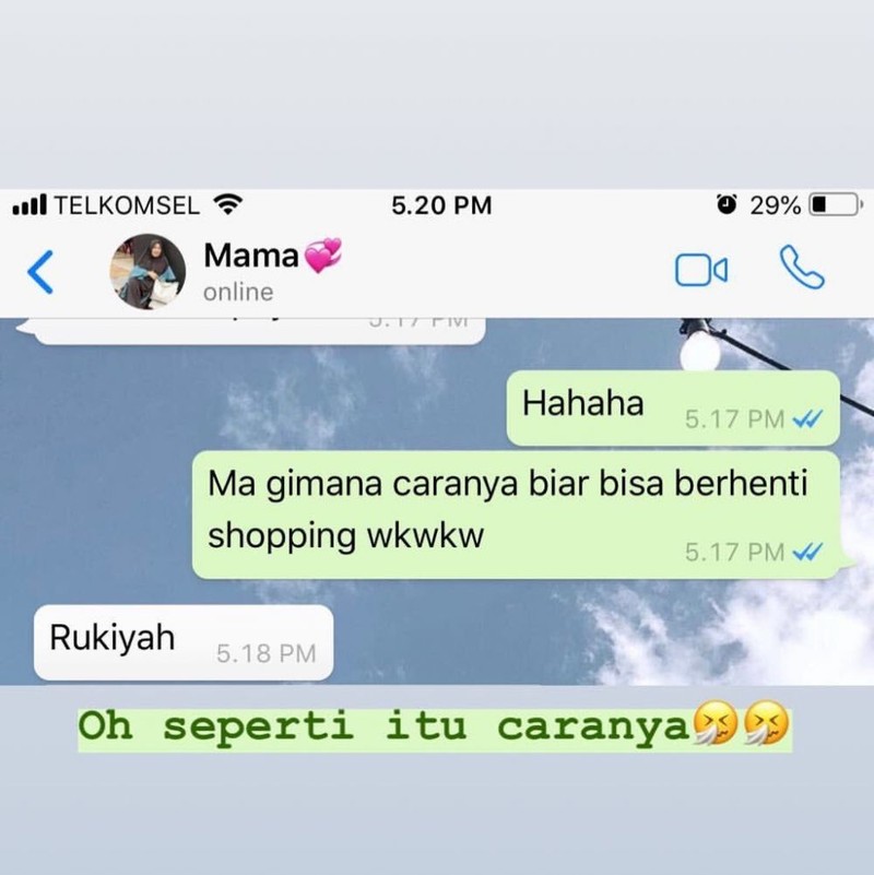 Chat kocak anak dan orangtua ini bikin yang membacanya jadi kangen dengan emak dan bapak. Sudah bilang 'i love you' belum ke mereka hari ini?