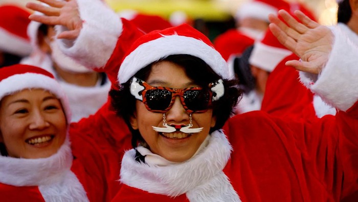 CHRISTMAS-SEASON/JAPAN-SANTAS Participants wearing Santa Claus outfits wait for the start of an event to hand out gifts and clean up the street to celebrate the upcoming Christmas season in Tokyo,Β JapanΒ December 22, 2023. REUTERS/KimΒ Kyung-Hoon