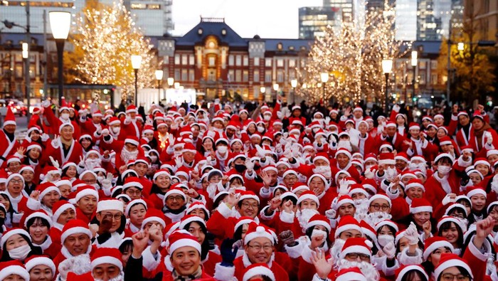 CHRISTMAS-SEASON/JAPAN-SANTAS Participants wearing Santa Claus outfits wait for the start of an event to hand out gifts and clean up the street to celebrate the upcoming Christmas season in Tokyo,Β JapanΒ December 22, 2023. REUTERS/KimΒ Kyung-Hoon