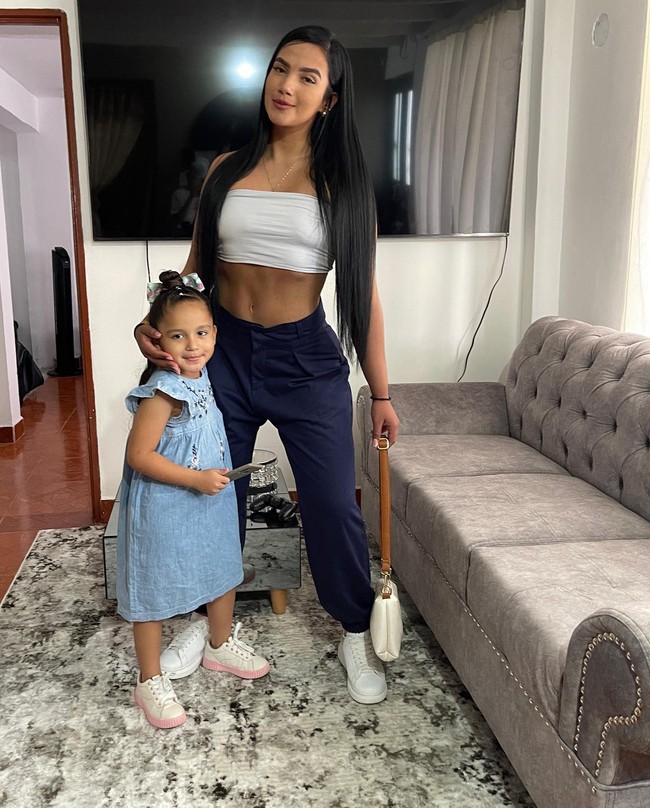 Memanfaatkan popularitasnya, ibu satu anak itu pun mulai melebarkan sayapnya. Baru-baru ini wanita dengan 316 ribu follower tersebut mengumumkan telah membuka akun OnlyFans. Hal itu tidak mengejutkan menginggat ia memang sudah sering mengunggah foto-foto seksi bahkan sebelum jadi terkenal. Foto: Instagram @ dany06g