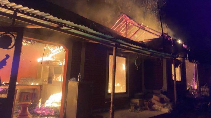 Dapur dan warung milik warga di Banjar Dinas Hyangapi, Desa Muncan, Kecamatan Selat, Kabupaten Karangasem hangus terbakar pada Kamis (21/12/2023). (istimewa)